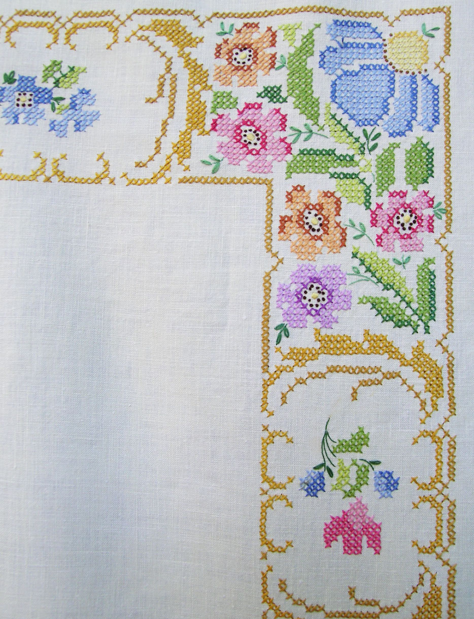 embroidered-tablecloth2